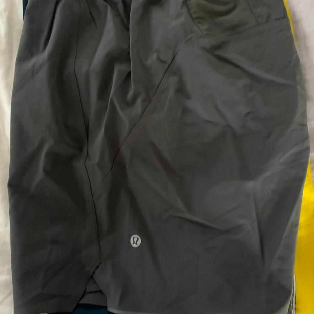 Lululemon surge 5 inch inseam men’s Large in Gray